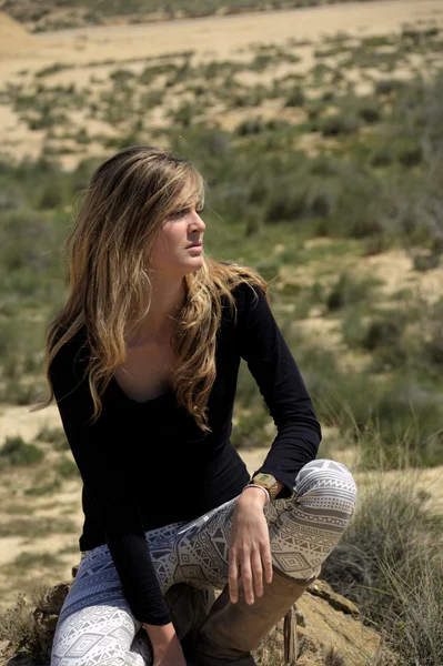 Girl in desert — Stock Photo, Image