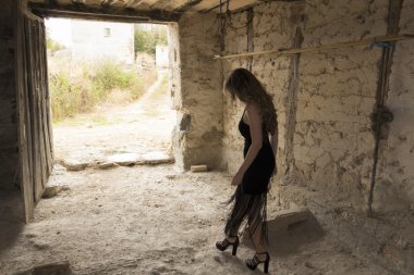 Güzel sarışın kız.