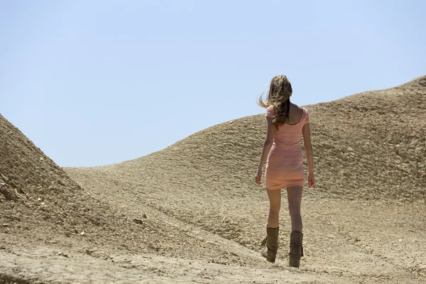 Ragazza nel deserto — Foto Stock