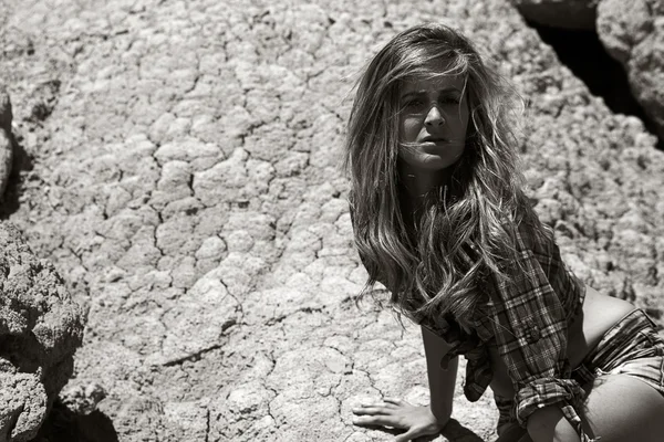 Girl in desert — Stock Photo, Image