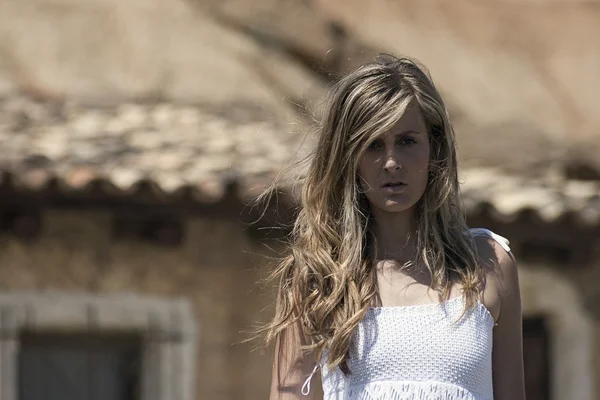 Girl in desert — Stock Photo, Image