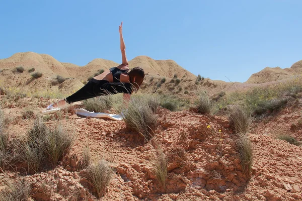 砂漠でヨガ — ストック写真