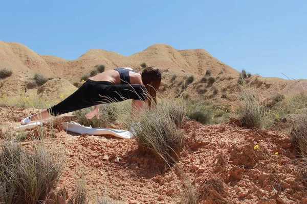 Yoga in desert — Stock Photo, Image