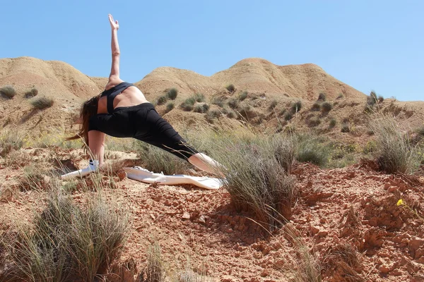 Yoga in woestijn — Stockfoto