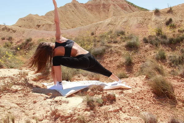 Yoga i öknen — Stockfoto