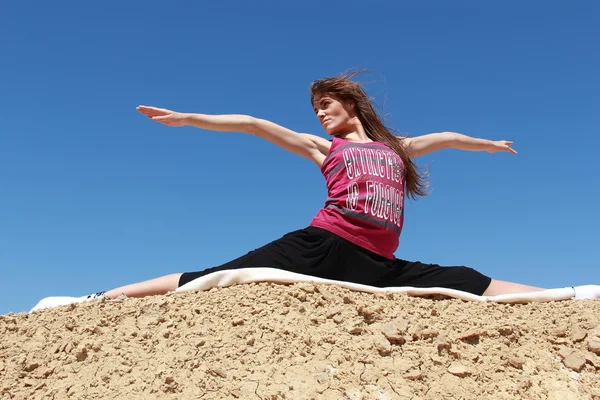 Yoga in desert — Stock Photo, Image