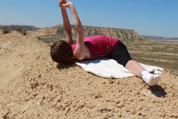 Yoga en el desierto — Foto de Stock