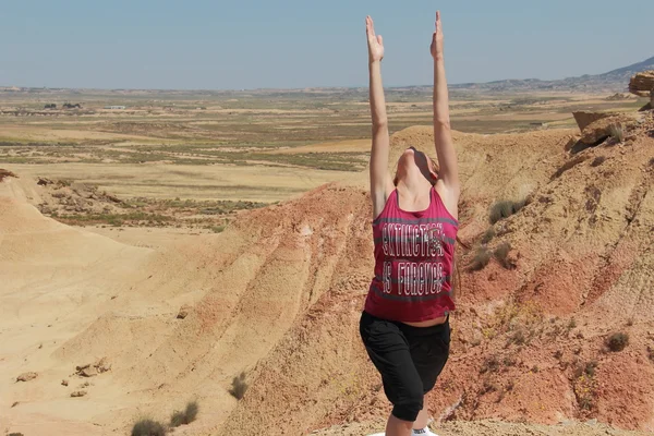 Yoga in woestijn — Stockfoto