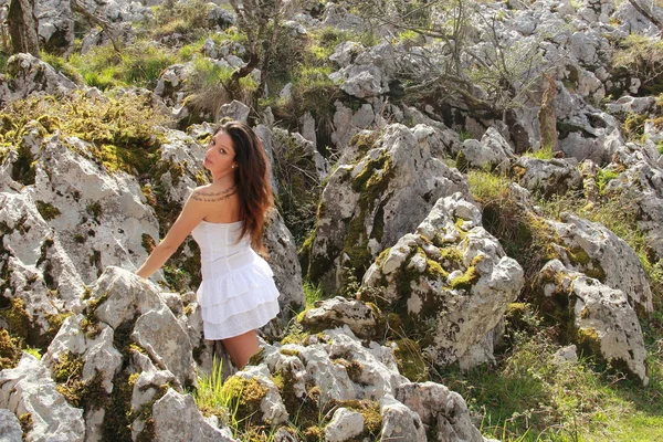 Fille dans les montagnes — Photo