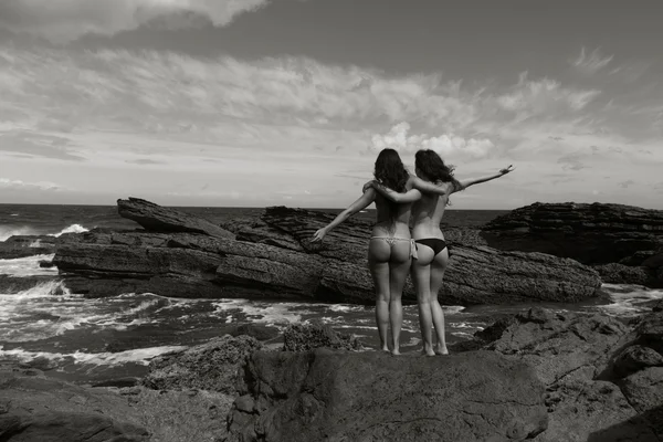 Mädchen an der Küste — Stockfoto