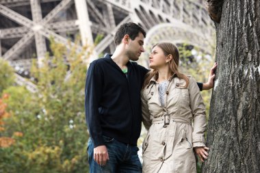 Paris 'teki genç çift