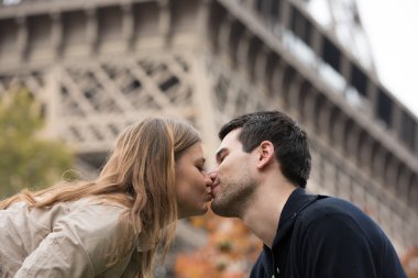Paris 'teki genç çift