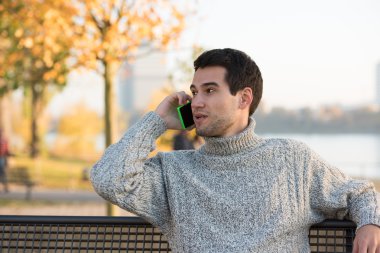 Parktaki genç adam.