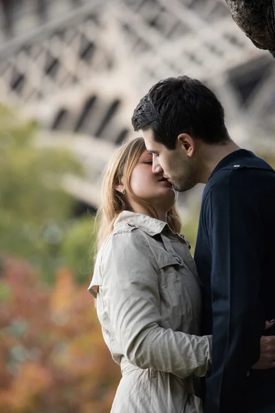 Jovem casal em Paris — Fotografia de Stock