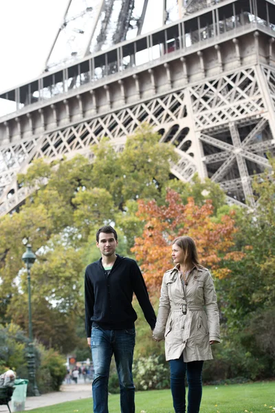 Jovem casal em Paris — Fotografia de Stock