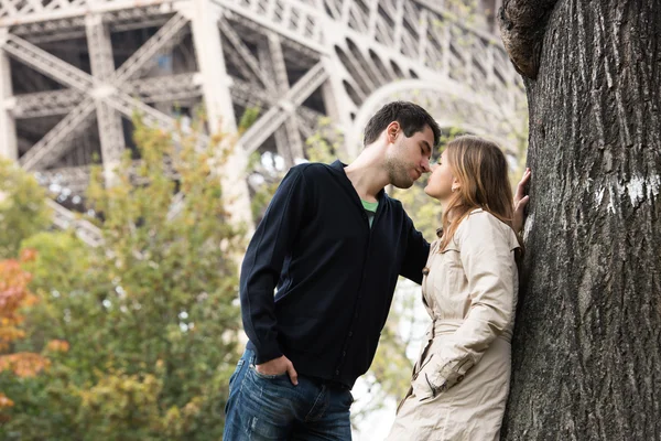 Jeune couple à Paris — Photo