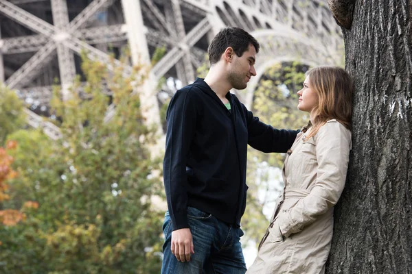 Young couple in Paris — Stock Photo, Image