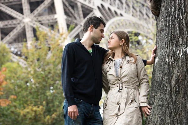 Pareja joven en París — Foto de Stock