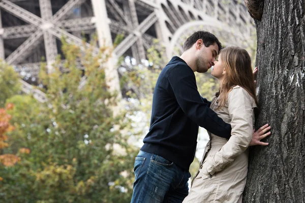 Pareja joven en París — Foto de Stock