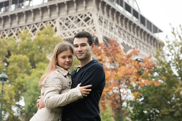 Junges paar in paris — Stockfoto