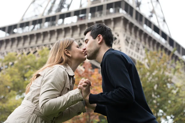 Unga par i Paris — Stockfoto