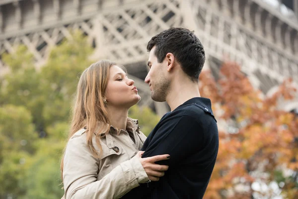 Unga par i Paris — Stockfoto