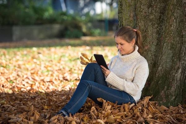 Jonge vrouw in het park — Stockfoto