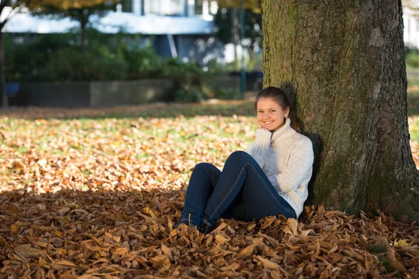 공원에 있는 젊은 여자 — 스톡 사진