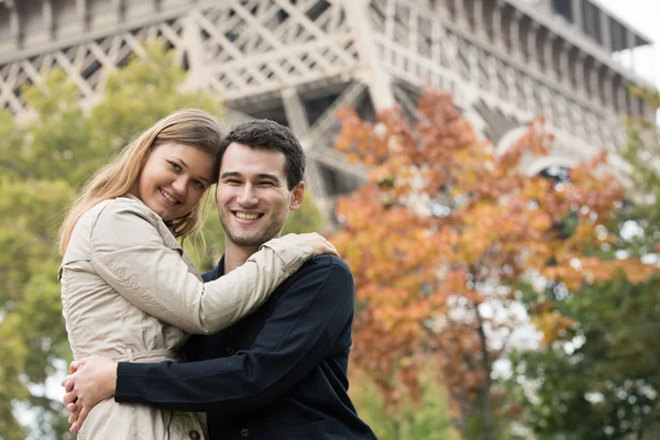 Jovem casal em Paris — Fotografia de Stock