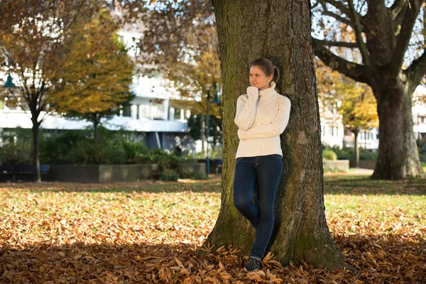 공원에 있는 젊은 여자 — 스톡 사진