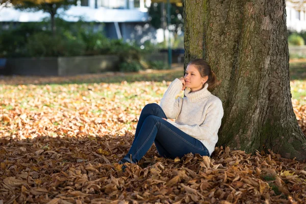 Giovane donna nel parco — Foto Stock