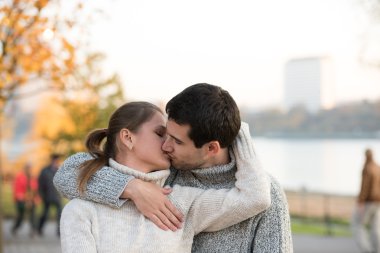 Parktaki genç çift.