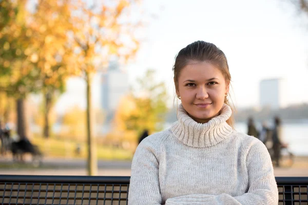 Jovem mulher no parque — Fotografia de Stock