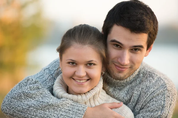 Young couple in park — Stock Photo, Image