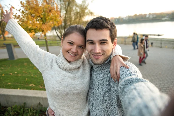 Young couple in park — Stock Photo, Image