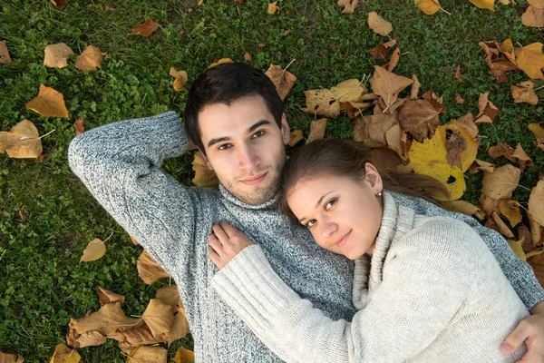 Young couple in park — Stock Photo, Image