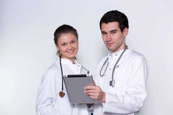 Два молодых врача — стоковое фото