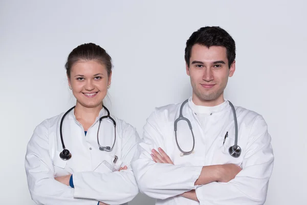 Dois jovens médicos — Fotografia de Stock