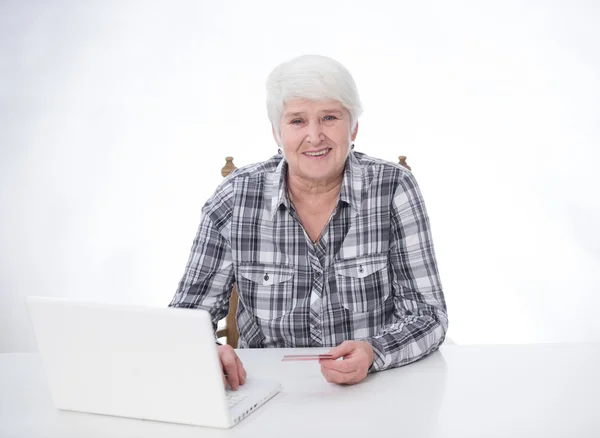 Ältere Frau mit Laptop — Stockfoto