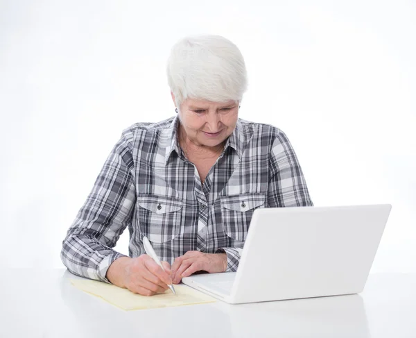 Donna anziana con computer portatile — Foto Stock