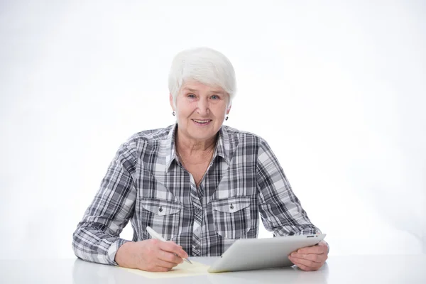 Femme âgée avec comprimé pc — Photo