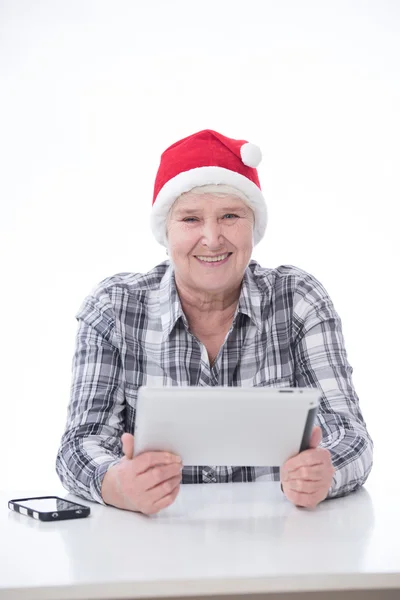 Ältere Frau mit Tablet-PC — Stockfoto