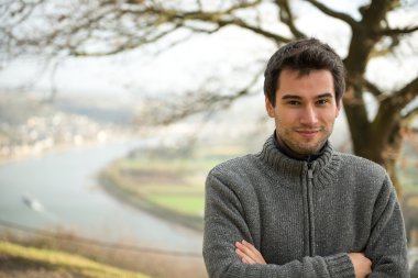 nehir önünde genç adam