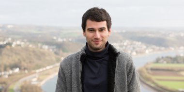 nehir önünde genç adam