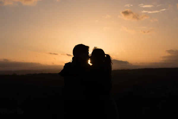 Ungt par framför sunset — Stockfoto