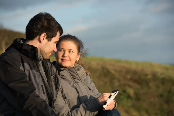 Young couple with smart phone — Stock Photo, Image