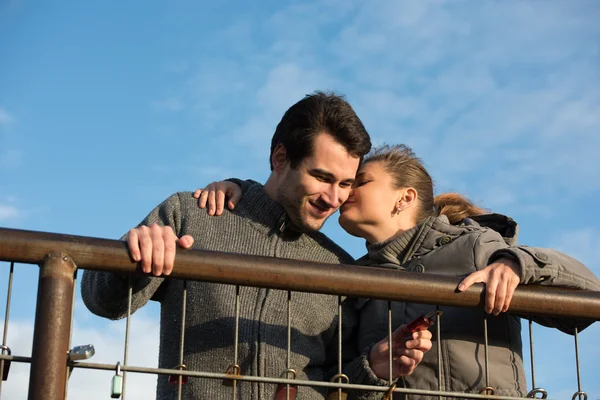 Casal e amor fechaduras — Fotografia de Stock