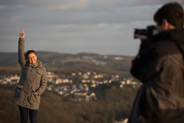 Jeune couple faisant des photos — Photo