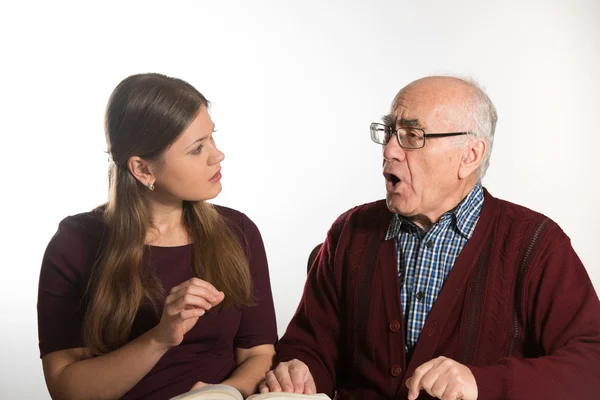 Frau hilft Seniorin — Stockfoto