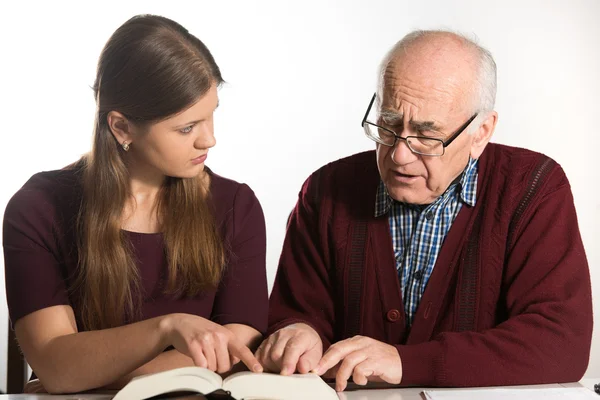 Frau hilft Seniorin — Stockfoto